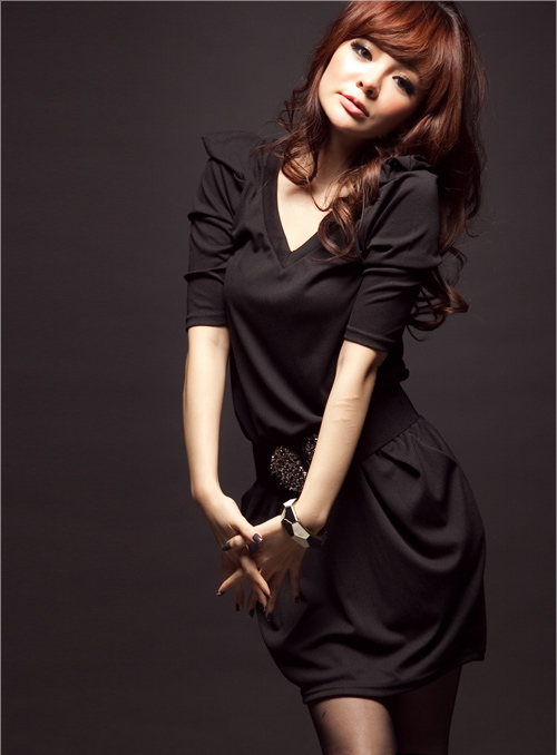 Модное черное платье с V-образным вырезом