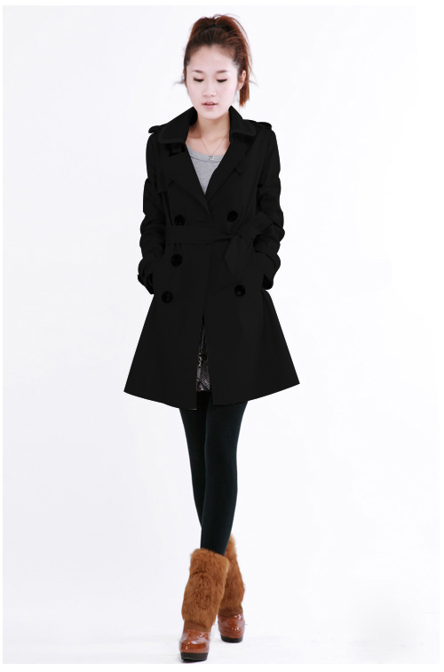 Черное пальто с двойным рядом пуговиц и шлицей сзади