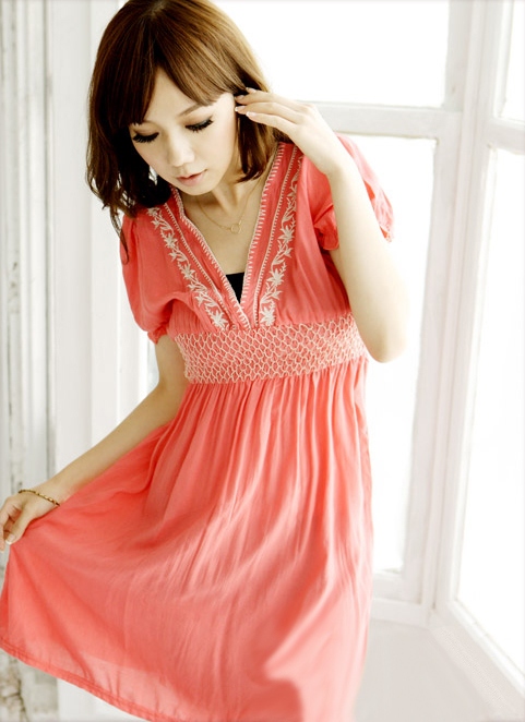 Розовое платье с вышивкой