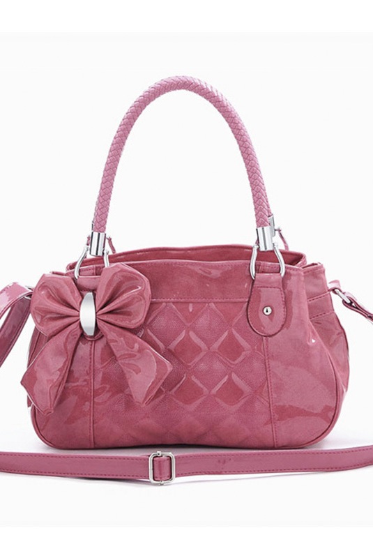 Розовая лаковая сумка