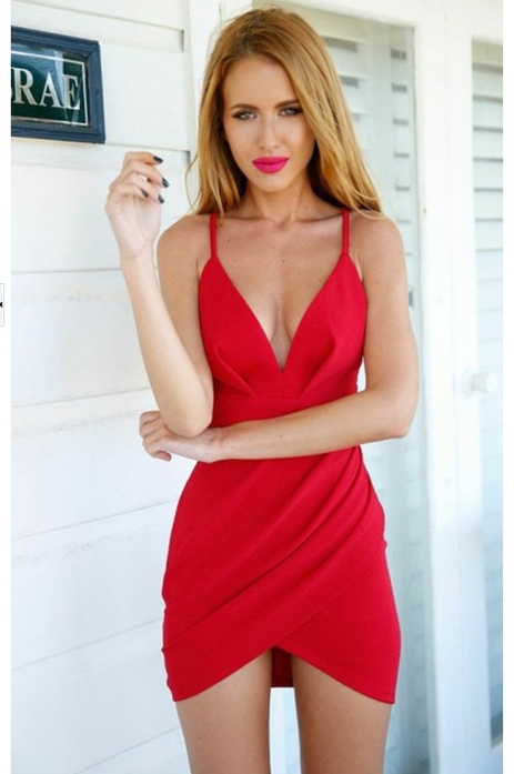 Сексуальное красное платье с полуоткрытой спиной