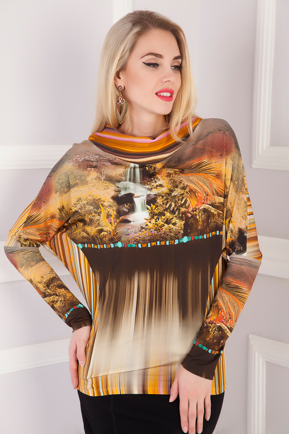 Стильная блуза с ярким абстрактным принтом