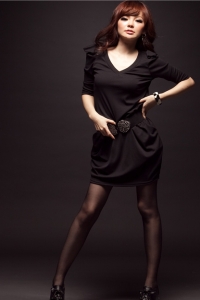 Модное черное платье с V-образным вырезом