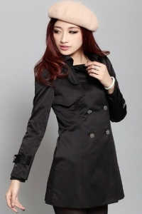 Модное черное пальто классического кроя