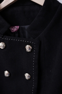 Черное укороченное пальто с металлическими пуговицами и белой от