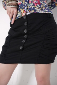 Черная короткая юбка с декоративными пуговицами  (размер L)