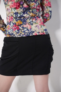 Черная короткая юбка с декоративными пуговицами  (размер L)
