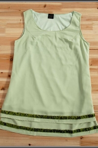 Платье зеленого цвета, украшенное пайетками