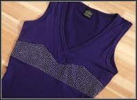 Фиолетовое мини-платье с V-образным вырезом горловины