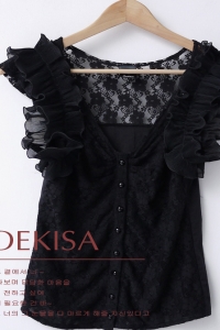 Черная блузка, декорированная рюшами