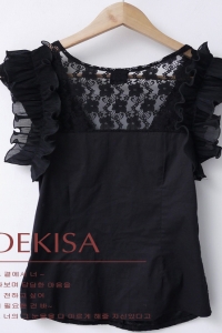 Черная блузка, декорированная рюшами