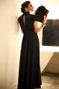 Длинное грациозное черное платье