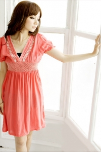 Розовое платье с вышивкой