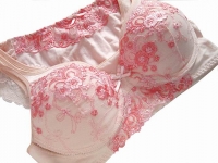 Розовый комплект, украшенный вышивкой (размер 70В)