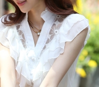 Белая блузка с Vобразным вырезом