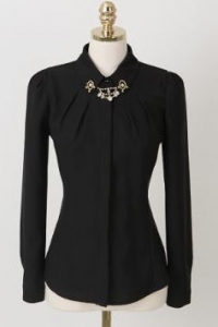 Черная блузка с украшением