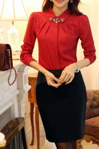 Красная блузка с украшением