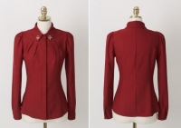 Красная блузка с украшением