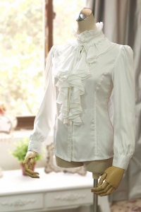 Белая блузка с жабо