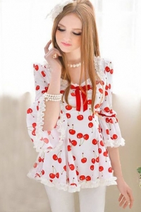 Романтичная блузка с вишневым принтом