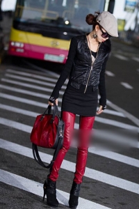 Модные черно-красные леггинсы
