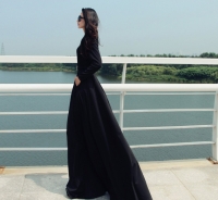 Черное длинное платье с карманами